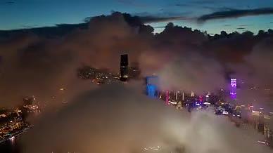 云海中的上海环球金融中心夜景4K航拍视频的预览图